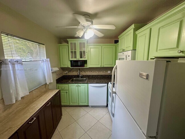 445 Saxony Way in Delray Beach, FL - Building Photo - Building Photo