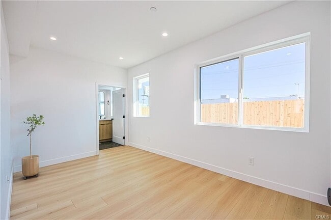 11732 Gilmore St in Los Angeles, CA - Building Photo - Building Photo