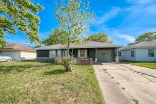 715 W 9th St in Freeport, TX - Building Photo