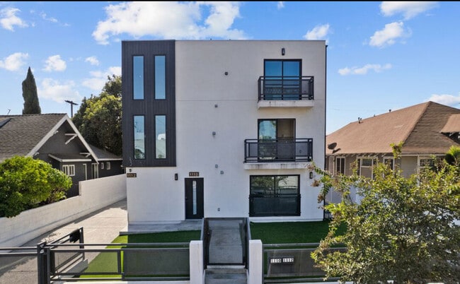 1112 W 40th Pl in Los Angeles, CA - Building Photo - Building Photo