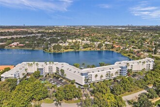 877 NE 195th St in Miami, FL - Building Photo - Building Photo