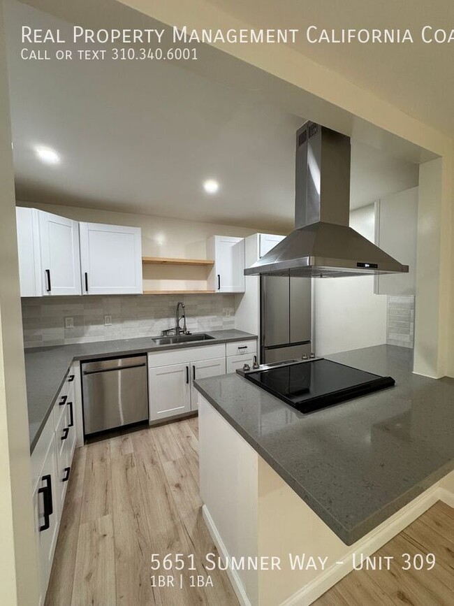 5651 N Sumner Way in Culver City, CA - Foto de edificio - Building Photo