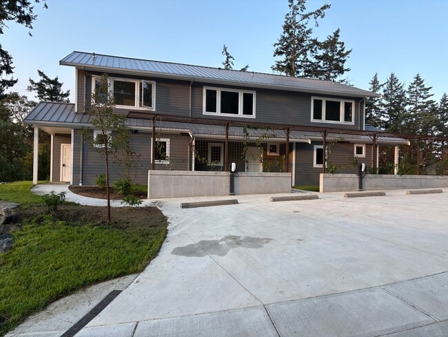 property at 475 Hillcrest Pl