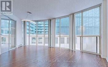 24-324 Wellesley St W in Toronto, ON - Building Photo - Building Photo