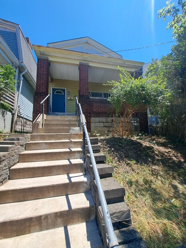 205 Dengler St in Pittsburgh, PA - Building Photo - Building Photo