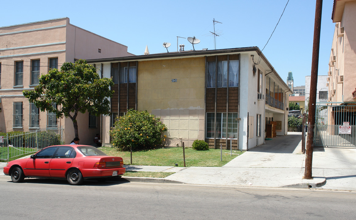 2845 Francis Ave in Los Angeles, CA - Building Photo