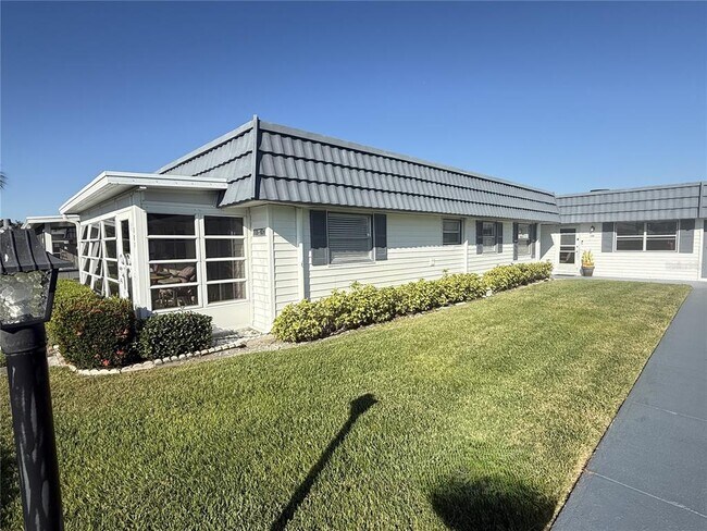 205 Andover Pl N in Sun City Center, FL - Building Photo - Building Photo