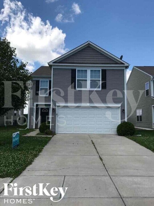 7934 Liberty School Ln in Indianapolis, IN - Foto de edificio