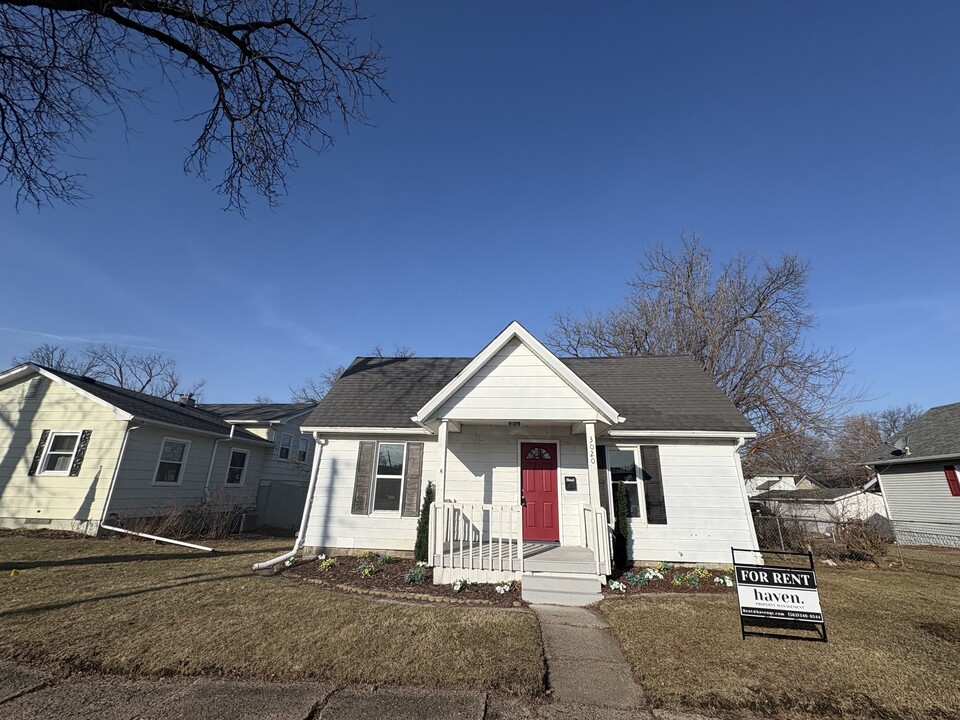 3020 Dubuque St in Davenport, IA - Building Photo