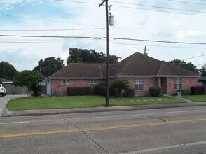 311 Nederland Ave in Nederland, TX - Building Photo - Building Photo