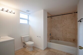 425 NE 30th St in Miami, FL - Building Photo - Building Photo