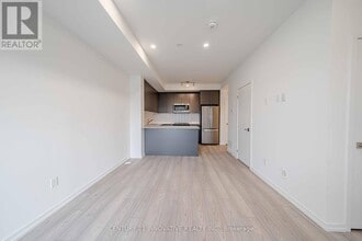 16 Lytham Grn Cir in Newmarket, ON - Building Photo - Building Photo