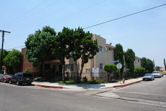 Imperial Manor in Canoga Park, CA - Foto de edificio - Building Photo