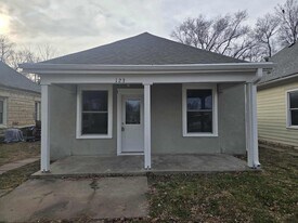 123 W 13th St in Junction City, KS - Building Photo