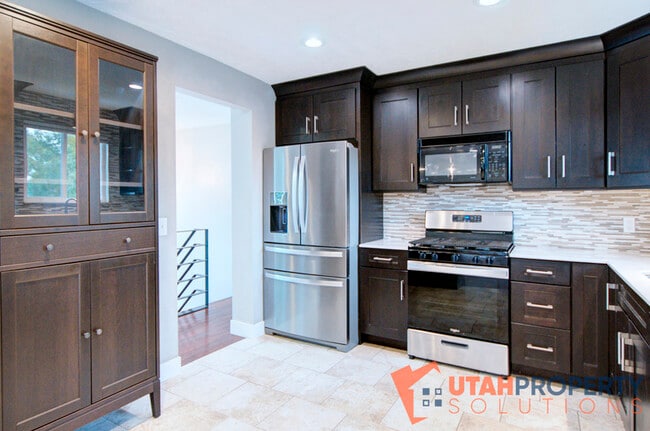 9852 Pinehurst Dr in Sandy, UT - Building Photo - Building Photo