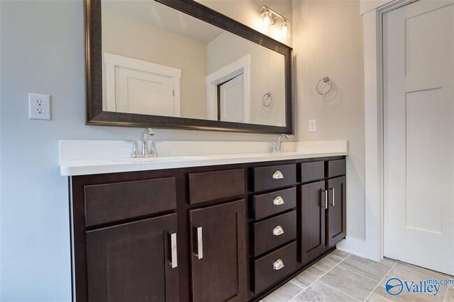 15626 Ironcrest Drive NW in Harvest, AL - Foto de edificio - Building Photo