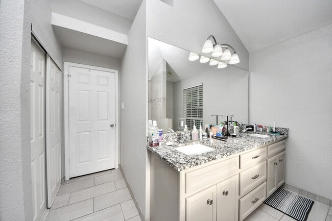 property at 19422 Lake Hollow Ln