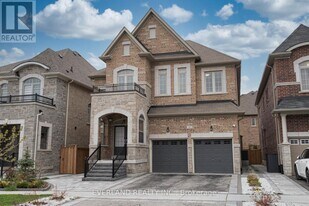 40 Marbrook St in Richmond Hill, ON - Building Photo