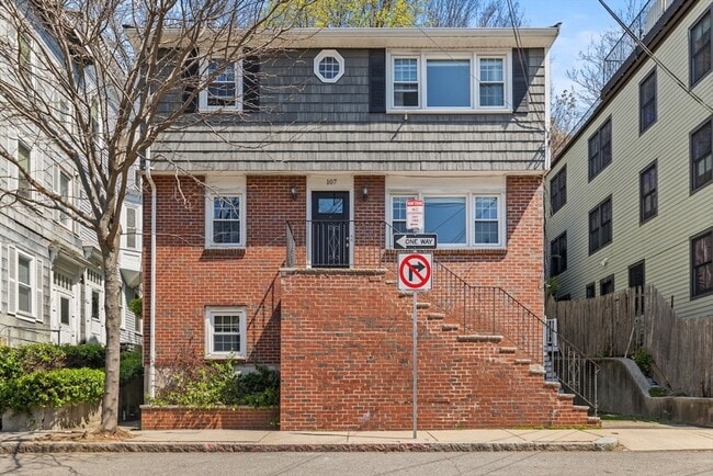 107 Russell St in Boston, MA - Building Photo - Building Photo