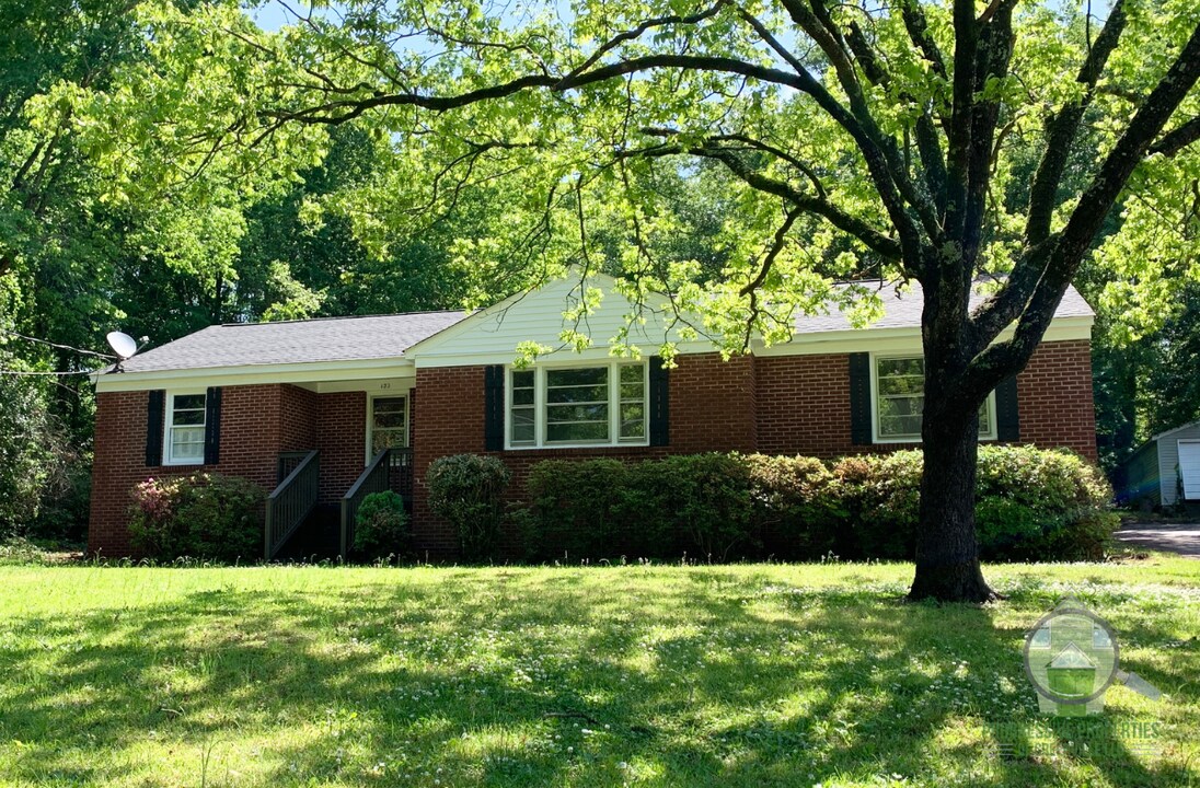 122 Woodland Dr in Greenville, SC - Building Photo