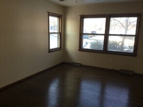 9727 W Reichert Pl in Milwaukee, WI - Foto de edificio - Building Photo