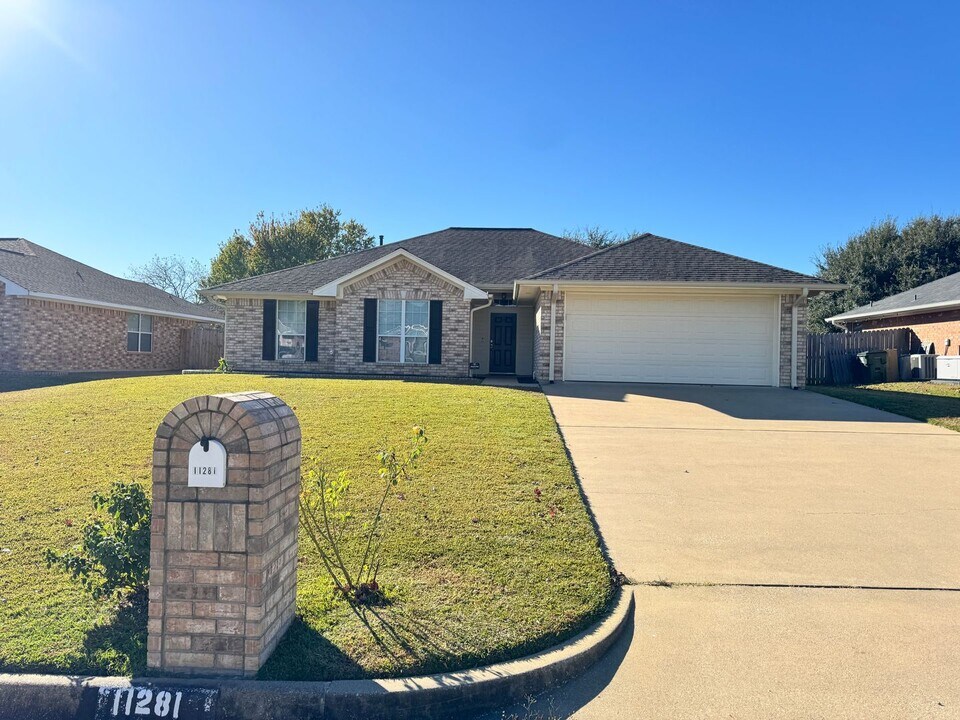 11281 Grand Slam Dr in Flint, TX - Building Photo