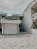 316 Poinciana Island Dr in Sunny Isles Beach, FL - Building Photo