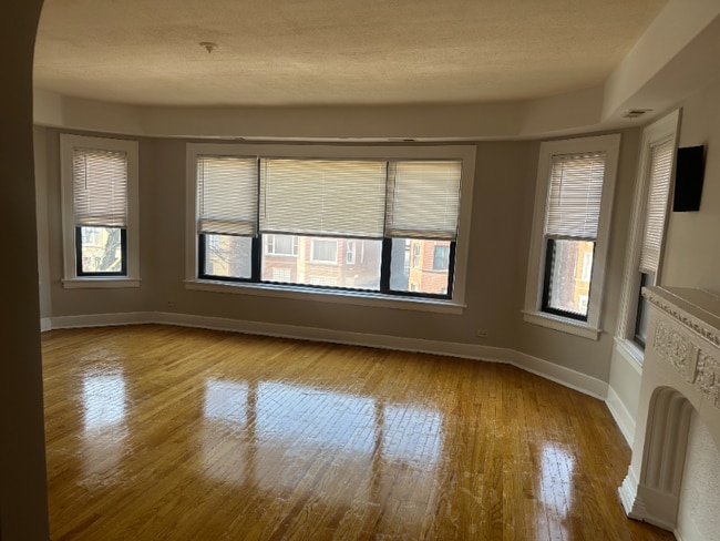 8009 S Phillips Ave in Chicago, IL - Foto de edificio - Building Photo