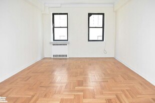 205 Pinehurst Ave, Unit 1L in New York, NY - Building Photo