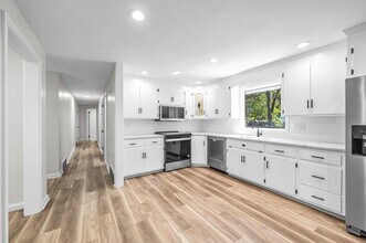 557 Maple Rd in Longmeadow, MA - Building Photo - Building Photo