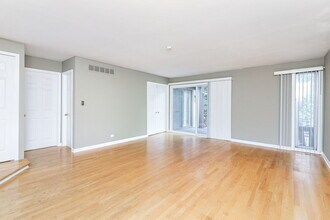 177 Cascade Dr in Indian Head Park, IL - Building Photo - Building Photo