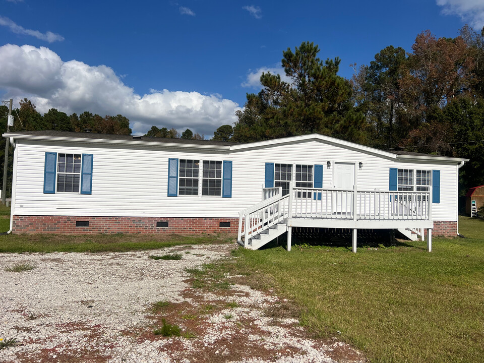 3326 Belt Rd in Castle Hayne, NC - Foto de edificio