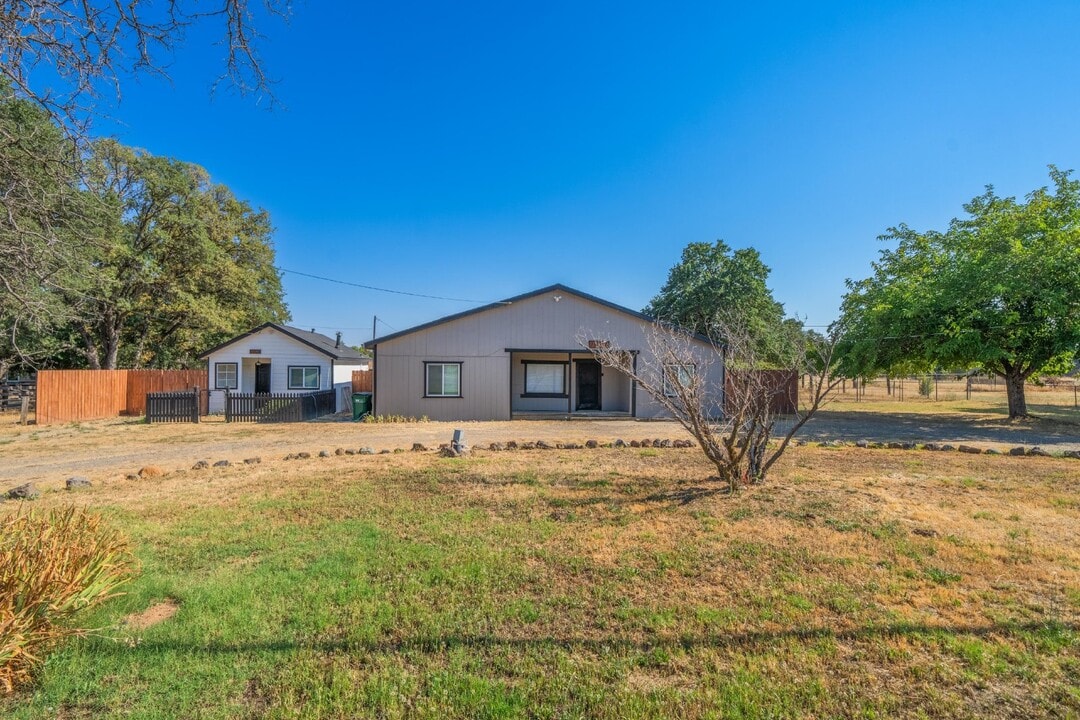 19819 Gas Point Rd in Cottonwood, CA - Building Photo