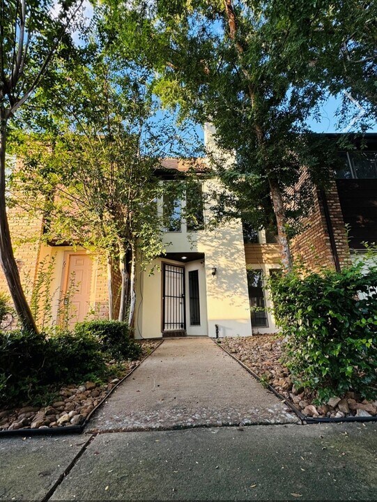 17210 Imperial Valley Dr in Houston, TX - Building Photo