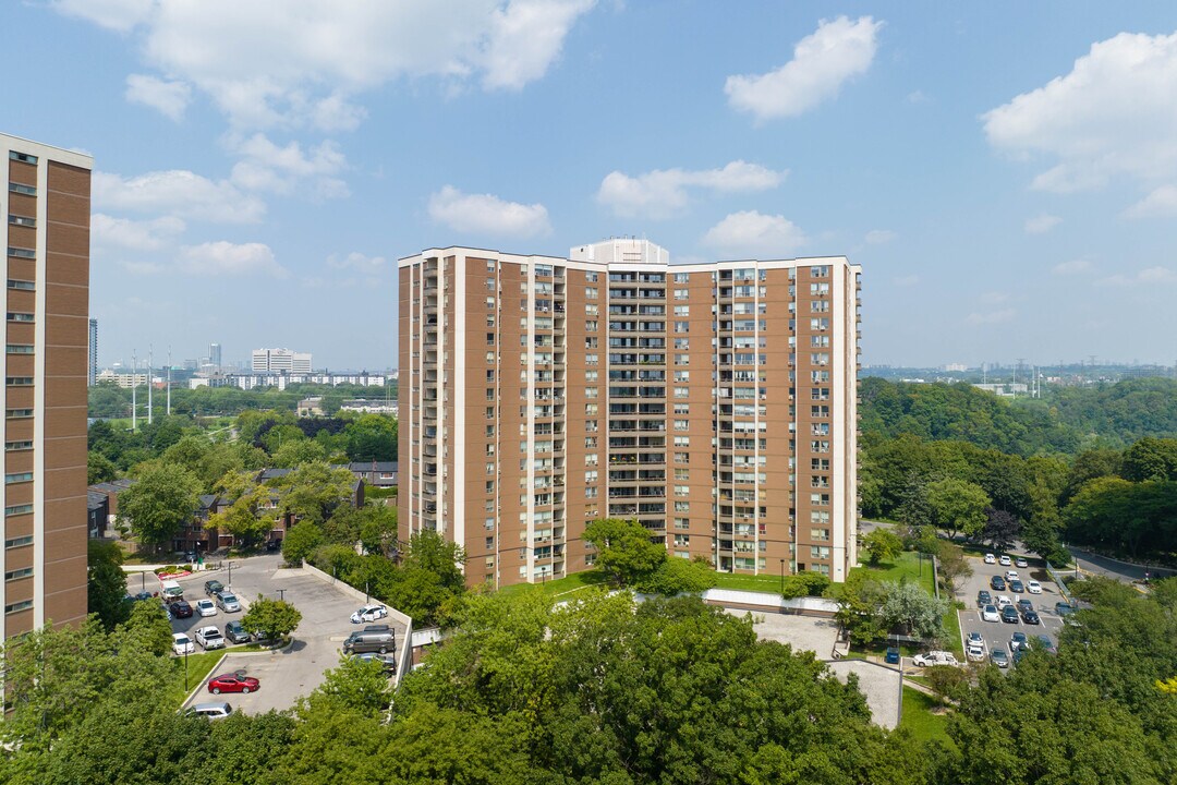 5 Vicora Linkway in Toronto, ON - Building Photo