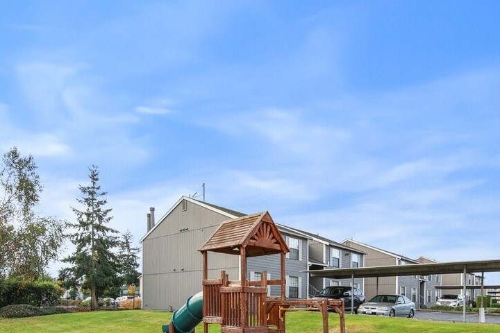 Cascade Court in Tacoma, WA - Building Photo