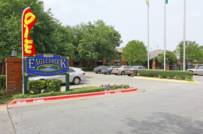 Englebrook Apartments in San Marcos, TX - Foto de edificio - Building Photo