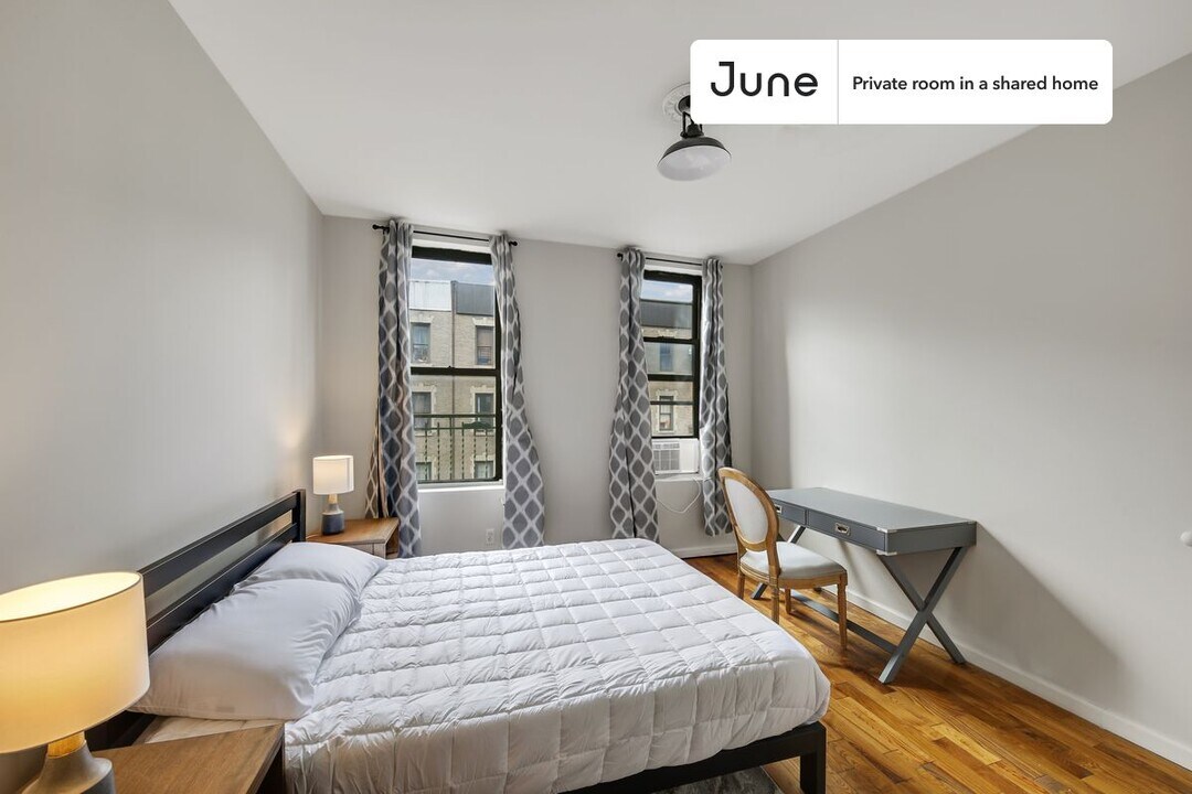 Private bedroom in 3 bed/1 bath Home in New York, NY - Building Photo