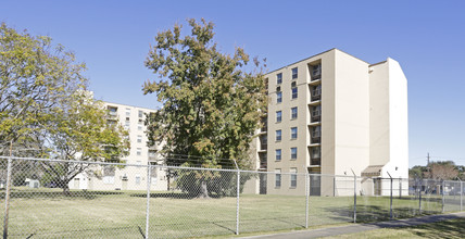 St. John Berchmans Manor in New Orleans, LA - Building Photo - Building Photo