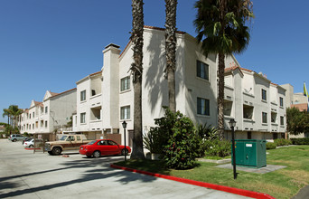 Sunset Plaza Apartments in Anaheim, CA - Building Photo - Building Photo