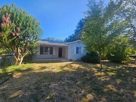 571 Clover Dr in Upper Lake, CA - Building Photo