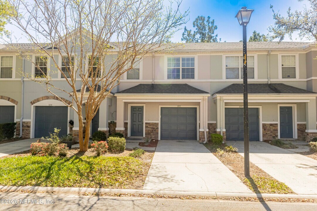 5972 Rocky Mt Dr in Jacksonville, FL - Foto de edificio