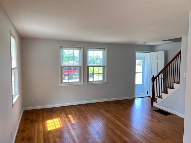 129 Vernon Ave in Middletown, RI - Building Photo - Building Photo