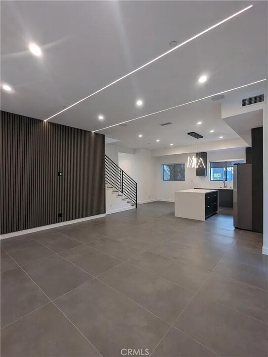 11141 Strathern St in Los Angeles, CA - Building Photo