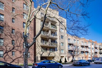141-29 Pershing Cres in Jamaica, NY - Foto de edificio - Building Photo
