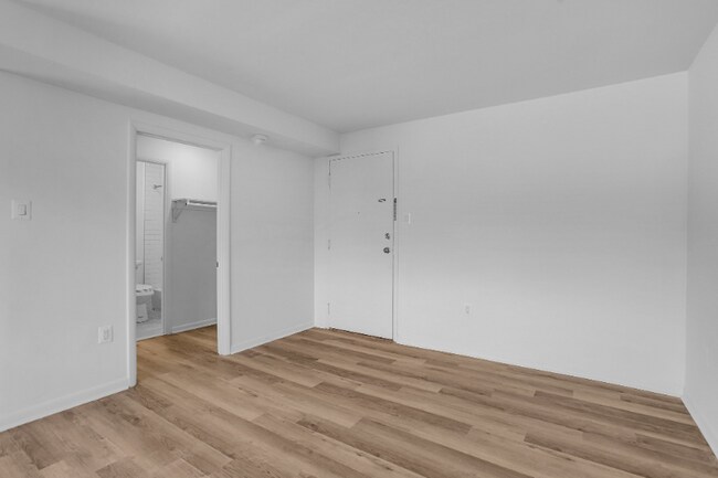 4465 MacArthur Blvd NW in Washington, DC - Foto de edificio - Building Photo