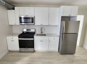 348 W Queen Ln in Philadelphia, PA - Building Photo - Building Photo