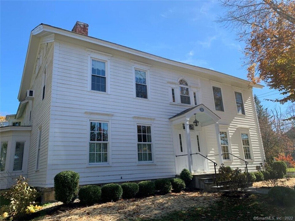 22 Upper Main St in Sharon, CT - Building Photo