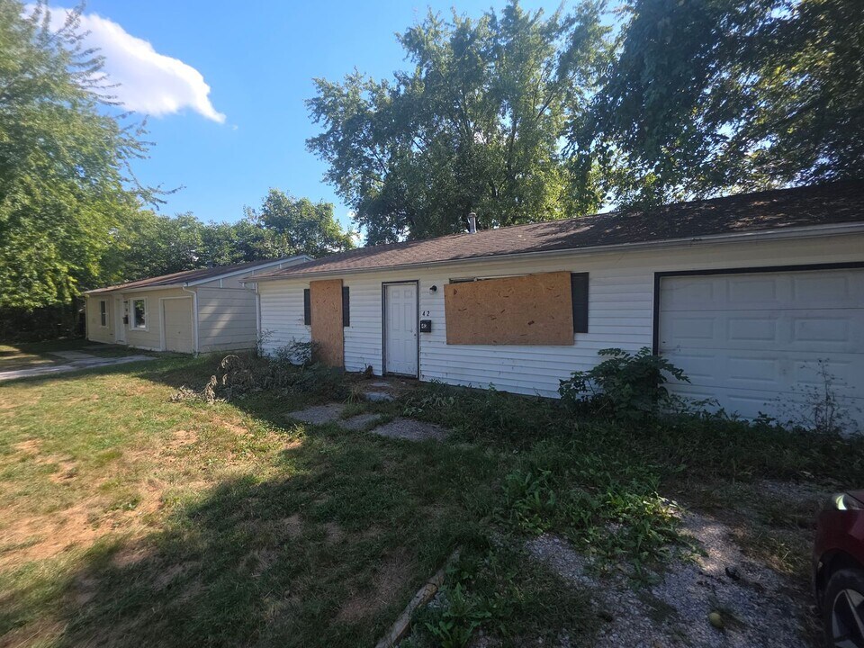 42 St Henry Dr in Sauget, IL - Building Photo