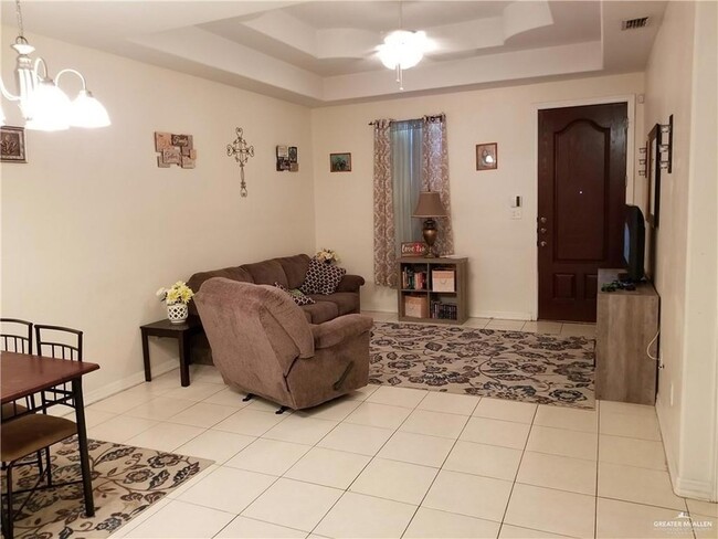 3036 Scottland Dr, Unit 2 in Edinburg, TX - Building Photo - Building Photo